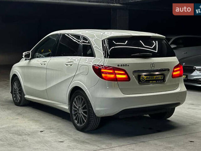 Белый Мерседес Б-класс, объемом двигателя 0 л и пробегом 120 тыс. км за 11800 $, фото 3 на Automoto.ua