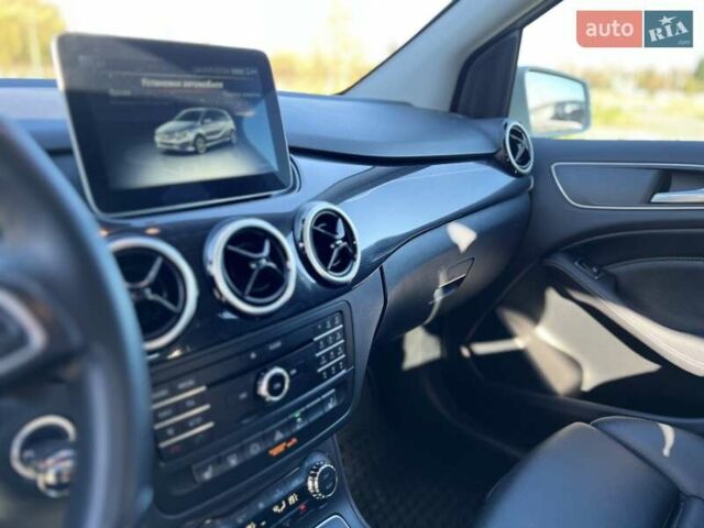 Белый Мерседес Б-класс, объемом двигателя 0 л и пробегом 92 тыс. км за 11900 $, фото 24 на Automoto.ua