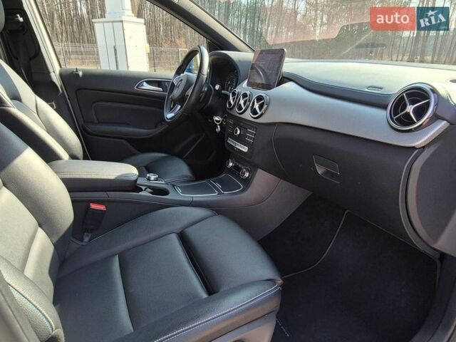 Белый Мерседес Б-класс, объемом двигателя 0 л и пробегом 62 тыс. км за 12000 $, фото 24 на Automoto.ua