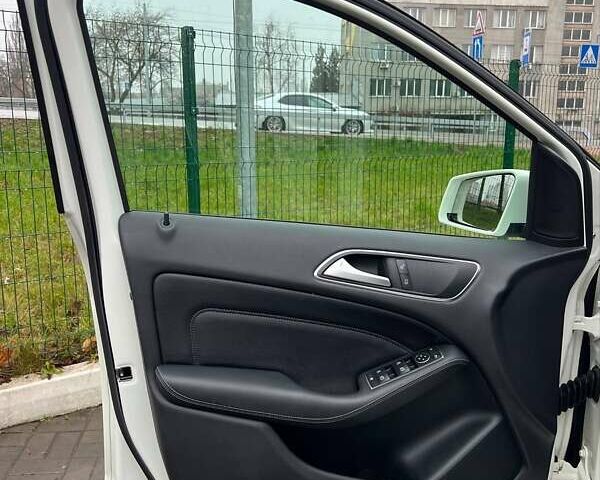 Белый Мерседес Б-класс, объемом двигателя 0 л и пробегом 96 тыс. км за 10999 $, фото 6 на Automoto.ua