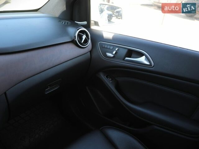 Білий Мерседес Б-клас, об'ємом двигуна 0 л та пробігом 137 тис. км за 14500 $, фото 15 на Automoto.ua