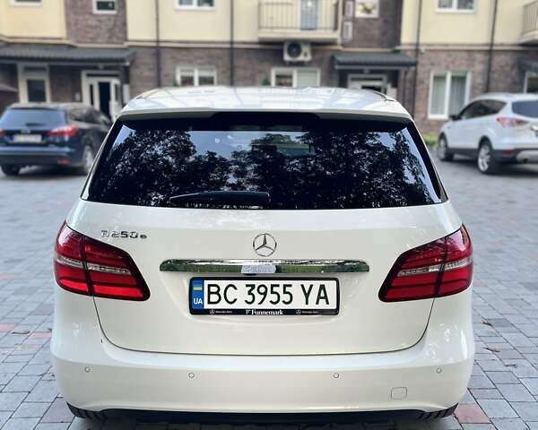 Білий Мерседес Б-клас, об'ємом двигуна 0 л та пробігом 122 тис. км за 10000 $, фото 4 на Automoto.ua