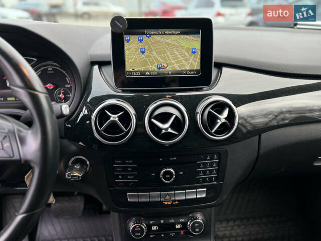 Білий Мерседес Б-клас, об'ємом двигуна 0 л та пробігом 52 тис. км за 10900 $, фото 29 на Automoto.ua