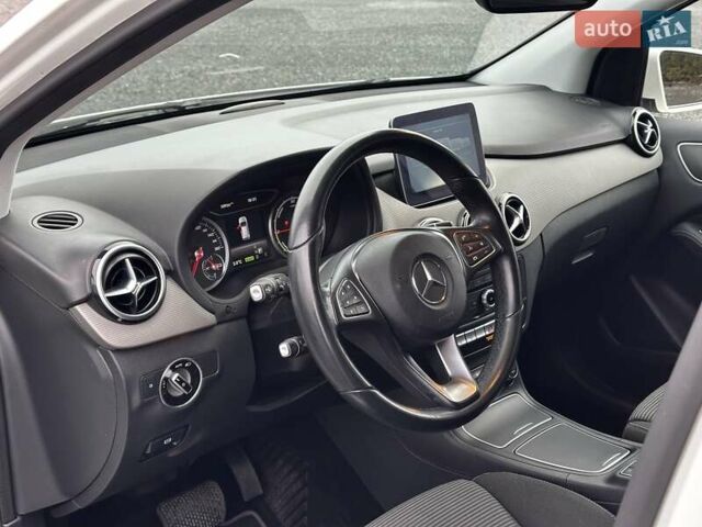 Белый Мерседес Б-класс, объемом двигателя 0 л и пробегом 47 тыс. км за 10699 $, фото 22 на Automoto.ua