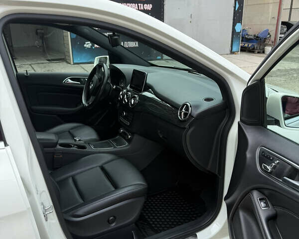 Белый Мерседес Б-класс, объемом двигателя 0 л и пробегом 77 тыс. км за 12900 $, фото 6 на Automoto.ua