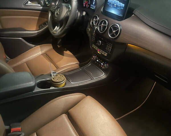 Белый Мерседес Б-класс, объемом двигателя 0 л и пробегом 206 тыс. км за 11600 $, фото 5 на Automoto.ua