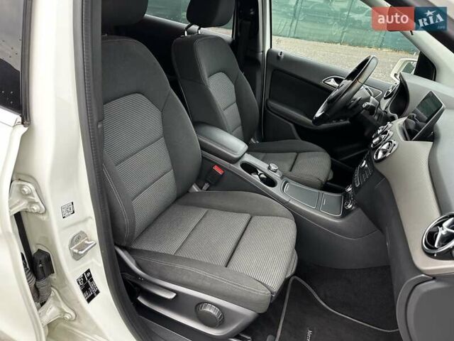 Белый Мерседес Б-класс, объемом двигателя 0 л и пробегом 47 тыс. км за 10699 $, фото 43 на Automoto.ua