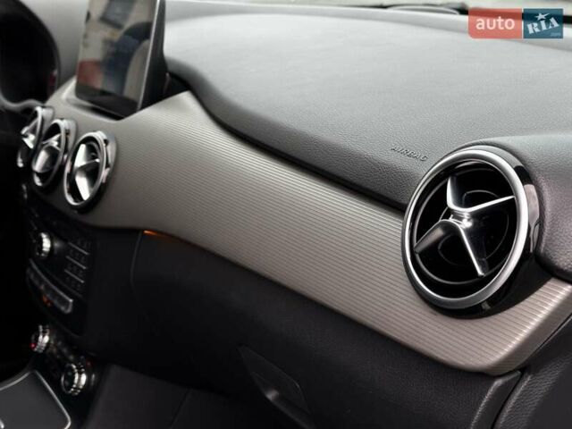 Белый Мерседес Б-класс, объемом двигателя 0 л и пробегом 47 тыс. км за 10699 $, фото 44 на Automoto.ua