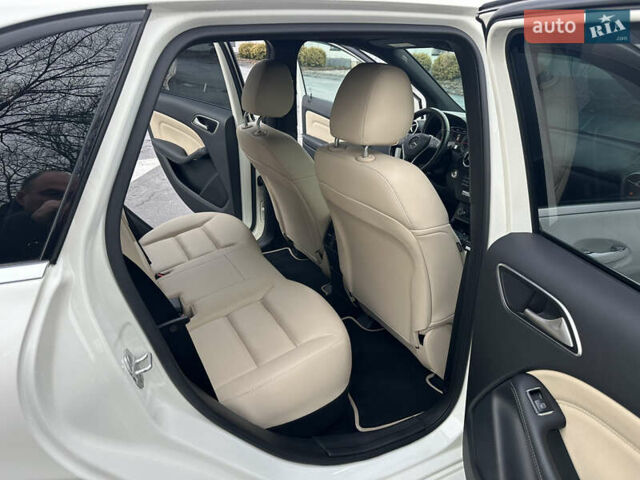 Білий Мерседес Б-клас, об'ємом двигуна 0 л та пробігом 40 тис. км за 13650 $, фото 47 на Automoto.ua