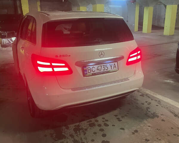 Белый Мерседес Б-класс, объемом двигателя 0 л и пробегом 206 тыс. км за 11600 $, фото 7 на Automoto.ua