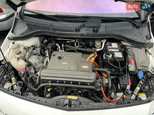 Белый Мерседес Б-класс, объемом двигателя 0 л и пробегом 40 тыс. км за 13750 $, фото 67 на Automoto.ua