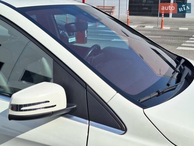 Белый Мерседес Б-класс, объемом двигателя 0 л и пробегом 82 тыс. км за 12300 $, фото 3 на Automoto.ua