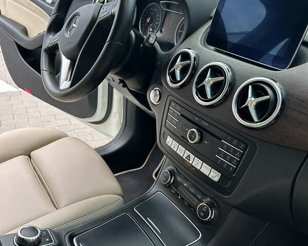 Белый Мерседес Б-класс, объемом двигателя 0 л и пробегом 74 тыс. км за 13500 $, фото 24 на Automoto.ua