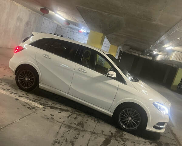 Белый Мерседес Б-класс, объемом двигателя 0 л и пробегом 206 тыс. км за 11600 $, фото 2 на Automoto.ua