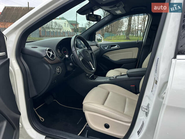 Белый Мерседес Б-класс, объемом двигателя 0 л и пробегом 40 тыс. км за 13699 $, фото 34 на Automoto.ua