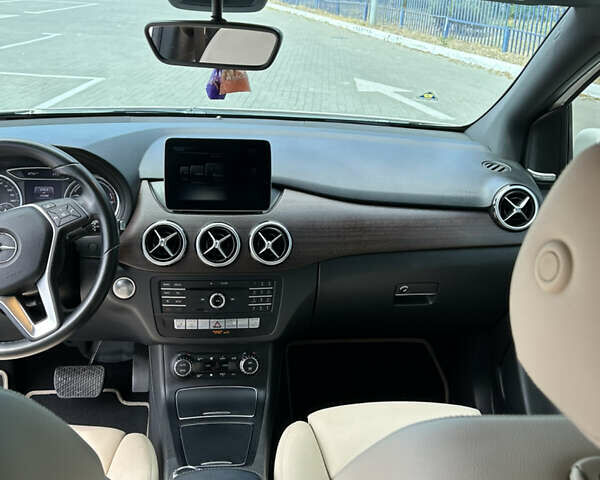 Белый Мерседес Б-класс, объемом двигателя 0 л и пробегом 74 тыс. км за 13500 $, фото 32 на Automoto.ua