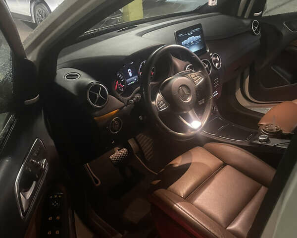 Белый Мерседес Б-класс, объемом двигателя 0 л и пробегом 206 тыс. км за 11600 $, фото 4 на Automoto.ua