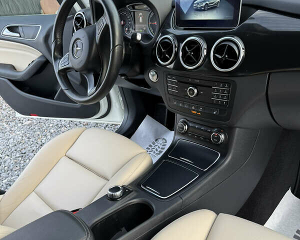 Білий Мерседес Б-клас, об'ємом двигуна 0 л та пробігом 60 тис. км за 10999 $, фото 34 на Automoto.ua