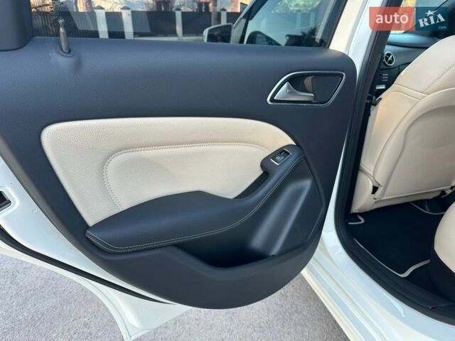 Білий Мерседес Б-клас, об'ємом двигуна 0 л та пробігом 40 тис. км за 13599 $, фото 41 на Automoto.ua