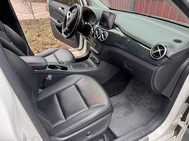 Белый Мерседес Б-класс, объемом двигателя 0 л и пробегом 140 тыс. км за 12200 $, фото 5 на Automoto.ua