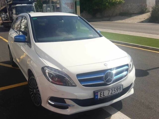 Белый Мерседес Б-класс, объемом двигателя 0 л и пробегом 83 тыс. км за 12000 $, фото 2 на Automoto.ua