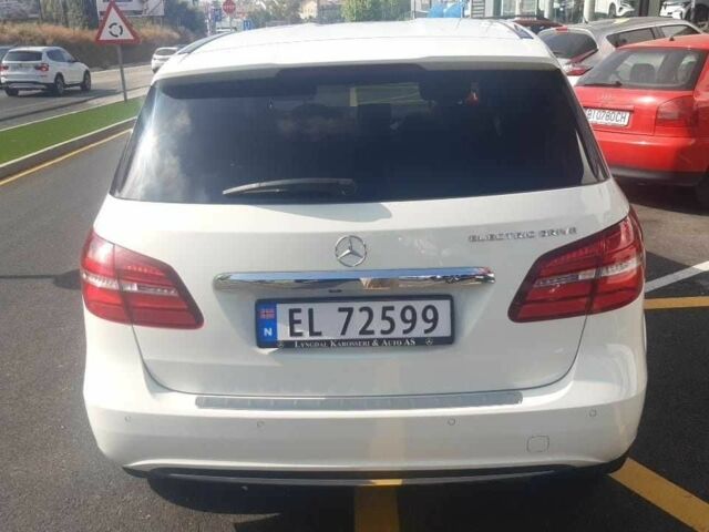 Белый Мерседес Б-класс, объемом двигателя 0 л и пробегом 83 тыс. км за 12000 $, фото 3 на Automoto.ua