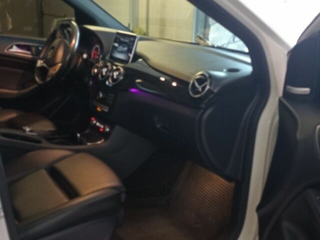 Білий Мерседес Б-клас, об'ємом двигуна 0 л та пробігом 104 тис. км за 11900 $, фото 7 на Automoto.ua