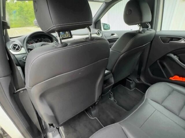 Белый Мерседес Б-класс, объемом двигателя 2.2 л и пробегом 75 тыс. км за 3500 $, фото 9 на Automoto.ua