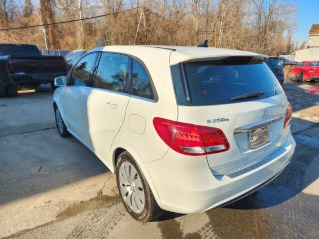 Белый Мерседес Б-класс, объемом двигателя 0 л и пробегом 44 тыс. км за 4500 $, фото 3 на Automoto.ua