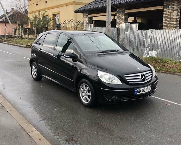 Черный Мерседес Б-класс, объемом двигателя 1.7 л и пробегом 290 тыс. км за 4500 $, фото 1 на Automoto.ua