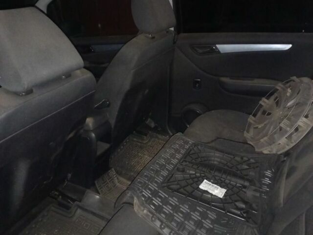 Черный Мерседес Б-класс, объемом двигателя 2 л и пробегом 192 тыс. км за 3800 $, фото 7 на Automoto.ua