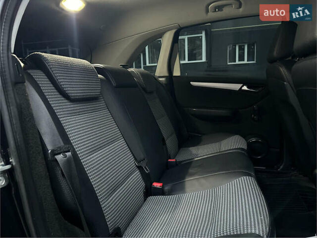 Чорний Мерседес Б-клас, об'ємом двигуна 2 л та пробігом 193 тис. км за 7700 $, фото 56 на Automoto.ua