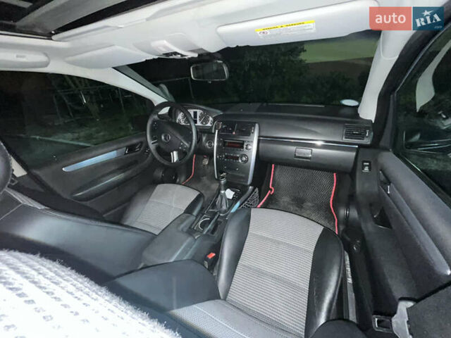 Черный Мерседес Б-класс, объемом двигателя 2.04 л и пробегом 258 тыс. км за 5200 $, фото 7 на Automoto.ua