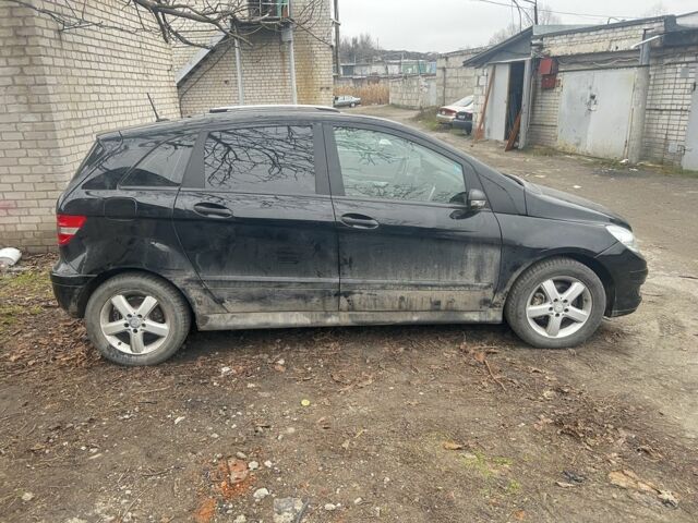 Черный Мерседес Б-класс, объемом двигателя 2 л и пробегом 192 тыс. км за 3800 $, фото 1 на Automoto.ua