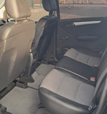 Черный Мерседес Б-класс, объемом двигателя 1.7 л и пробегом 234 тыс. км за 6000 $, фото 45 на Automoto.ua