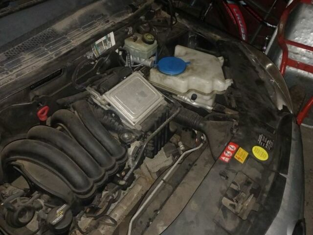 Черный Мерседес Б-класс, объемом двигателя 2 л и пробегом 192 тыс. км за 3800 $, фото 4 на Automoto.ua