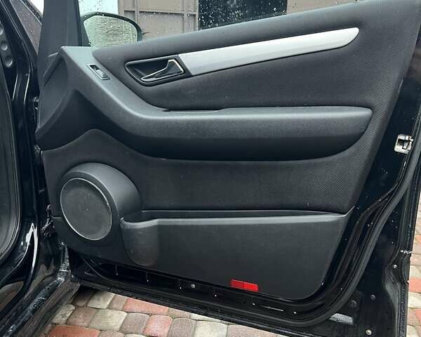 Чорний Мерседес Б-клас, об'ємом двигуна 1.99 л та пробігом 193 тис. км за 6500 $, фото 13 на Automoto.ua