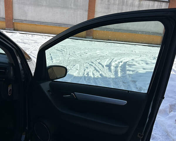 Чорний Мерседес Б-клас, об'ємом двигуна 2 л та пробігом 285 тис. км за 5399 $, фото 34 на Automoto.ua