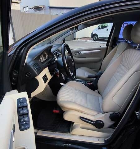 Черный Мерседес Б-класс, объемом двигателя 2 л и пробегом 260 тыс. км за 6500 $, фото 5 на Automoto.ua