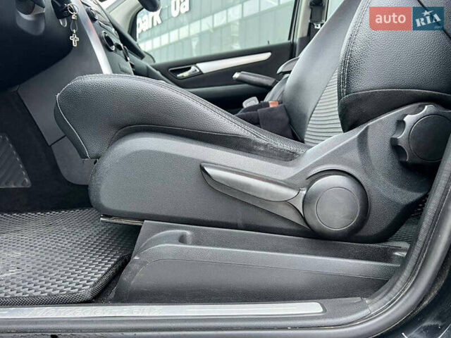 Черный Мерседес Б-класс, объемом двигателя 2 л и пробегом 265 тыс. км за 6990 $, фото 18 на Automoto.ua