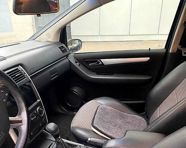 Черный Мерседес Б-класс, объемом двигателя 2 л и пробегом 270 тыс. км за 5700 $, фото 4 на Automoto.ua