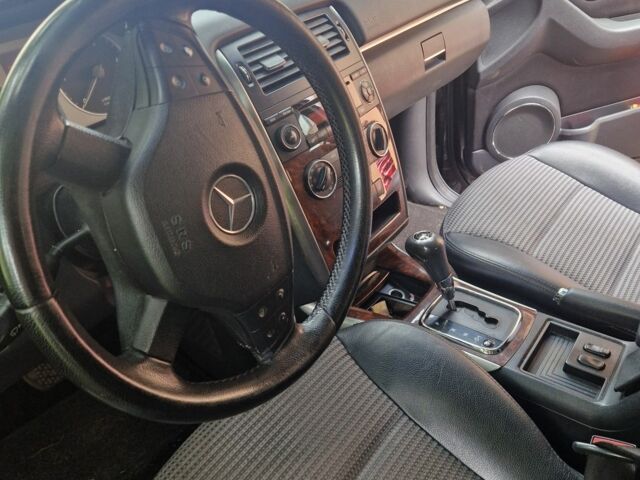 Черный Мерседес Б-класс, объемом двигателя 2 л и пробегом 300 тыс. км за 2500 $, фото 7 на Automoto.ua