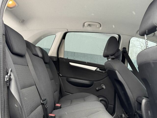 Черный Мерседес Б-класс, объемом двигателя 2 л и пробегом 130 тыс. км за 2550 $, фото 5 на Automoto.ua