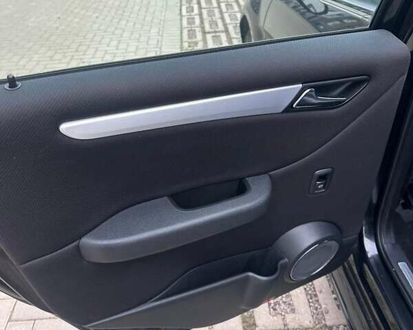 Чорний Мерседес Б-клас, об'ємом двигуна 1.7 л та пробігом 203 тис. км за 7500 $, фото 25 на Automoto.ua