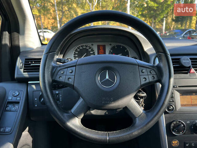 Чорний Мерседес Б-клас, об'ємом двигуна 1.7 л та пробігом 215 тис. км за 7650 $, фото 15 на Automoto.ua