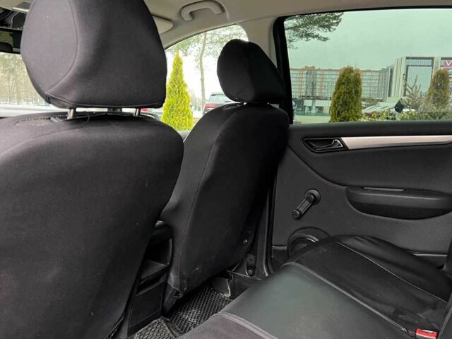 Черный Мерседес Б-класс, объемом двигателя 1.7 л и пробегом 142 тыс. км за 8999 $, фото 18 на Automoto.ua