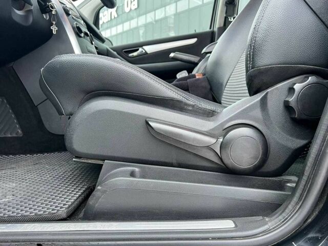 Чорний Мерседес Б-клас, об'ємом двигуна 2.1 л та пробігом 265 тис. км за 6990 $, фото 18 на Automoto.ua