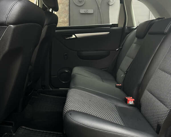 Чорний Мерседес Б-клас, об'ємом двигуна 1.99 л та пробігом 231 тис. км за 8999 $, фото 14 на Automoto.ua