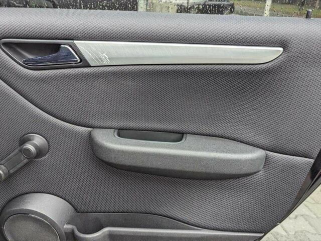 Черный Мерседес Б-класс, объемом двигателя 2 л и пробегом 230 тыс. км за 6600 $, фото 12 на Automoto.ua