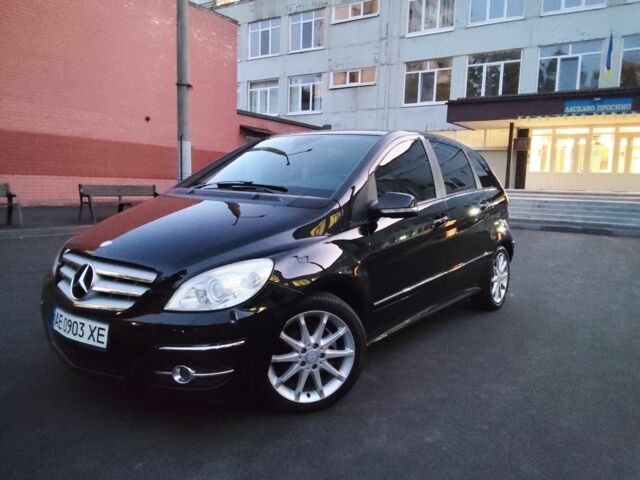 Черный Мерседес Б-класс, объемом двигателя 1.7 л и пробегом 150 тыс. км за 8000 $, фото 1 на Automoto.ua
